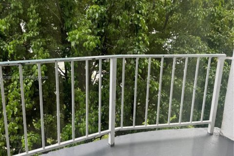 Condo in North Lauderdale, Florida, 2 bedrooms  № 2068181 - photo 26