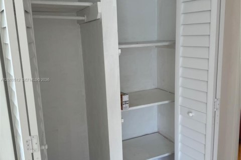 Condo in North Lauderdale, Florida, 2 bedrooms  № 2068181 - photo 28