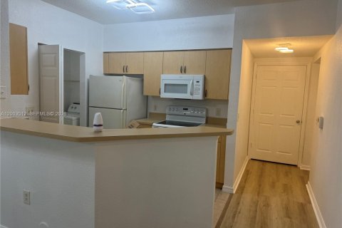 Condo in North Lauderdale, Florida, 2 bedrooms  № 2068181 - photo 11