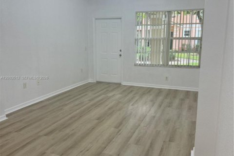 Condo in North Lauderdale, Florida, 2 bedrooms  № 2068181 - photo 4