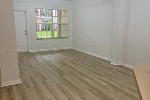 Condo in North Lauderdale, Florida, 2 bedrooms  № 2068181 - photo 3