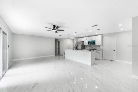 House in Saint Petersburg, Florida 3 bedrooms, 107.95 sq.m. № 1894321 - photo 9