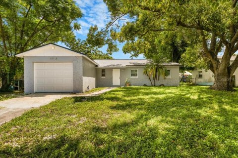 House in Saint Petersburg, Florida 3 bedrooms, 107.95 sq.m. № 1894321 - photo 1