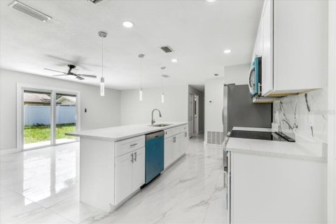 House in Saint Petersburg, Florida 3 bedrooms, 107.95 sq.m. № 1894321 - photo 6