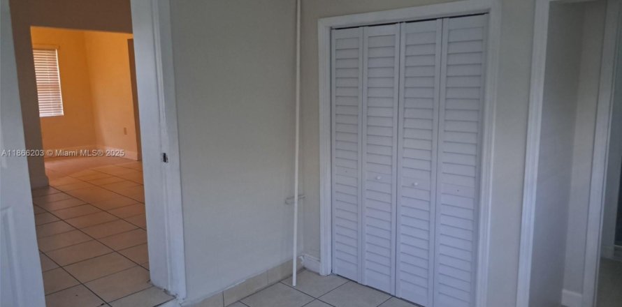 Commercial property in Miami, Florida 123.37 sq.m. № 1957907