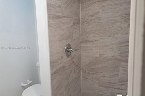 Commercial property in Miami, Florida 123.37 sq.m. № 1957907 - photo 10