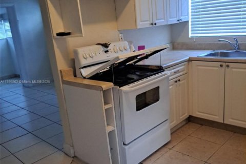 Commercial property in Miami, Florida 123.37 sq.m. № 1957907 - photo 12