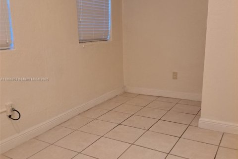 Commercial property in Miami, Florida 123.37 sq.m. № 1957907 - photo 6