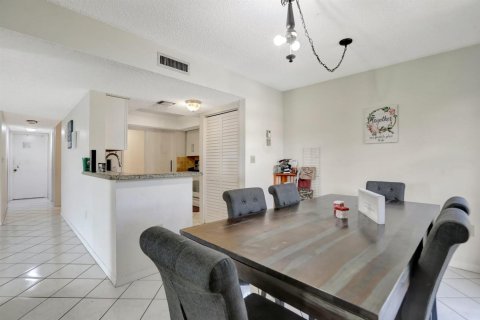 Condo in Lauderhill, Florida, 2 bedrooms № 2245385 - photo 8