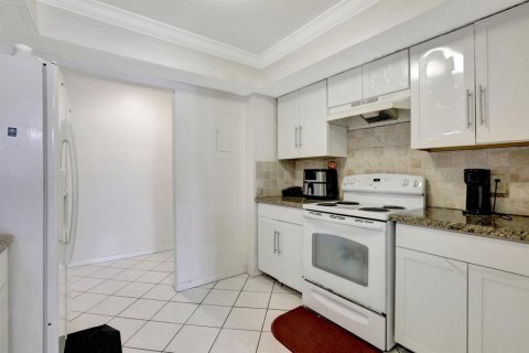 Condo in Lauderhill, Florida, 2 bedrooms № 2245385 - photo 5