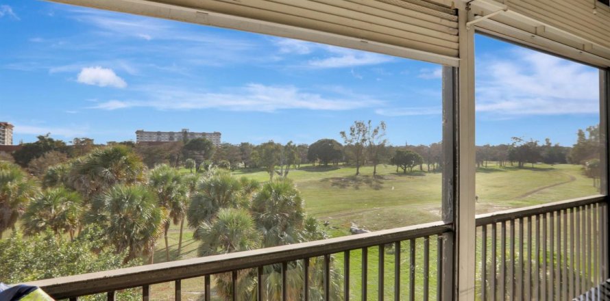 Condo in Lauderhill, Florida, 2 bedrooms № 2245385