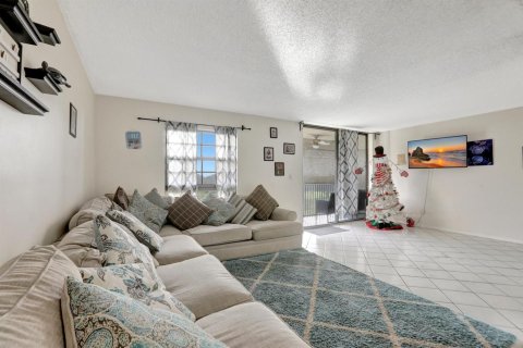 Condo in Lauderhill, Florida, 2 bedrooms № 2245385 - photo 10