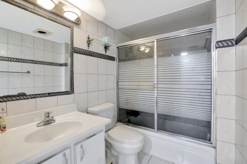 Condo in Lauderhill, Florida, 2 bedrooms № 2245385 - photo 19