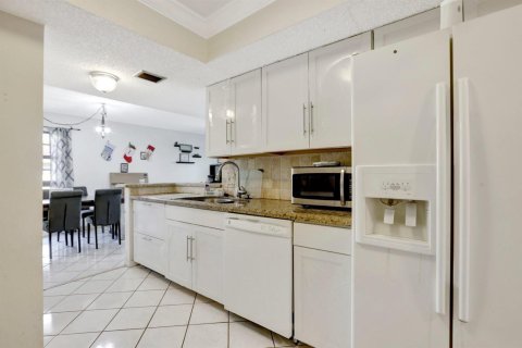 Condo in Lauderhill, Florida, 2 bedrooms № 2245385 - photo 3