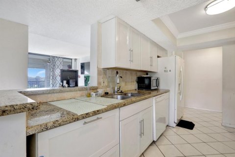 Condo in Lauderhill, Florida, 2 bedrooms № 2245385 - photo 6