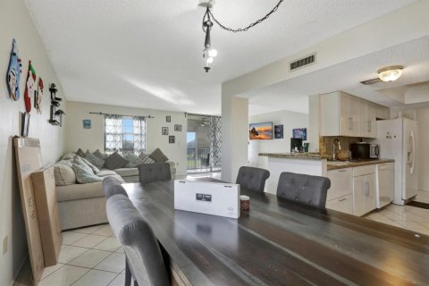 Condo in Lauderhill, Florida, 2 bedrooms № 2245385 - photo 9
