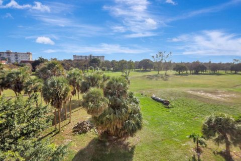 Condo in Lauderhill, Florida, 2 bedrooms № 2245385 - photo 14