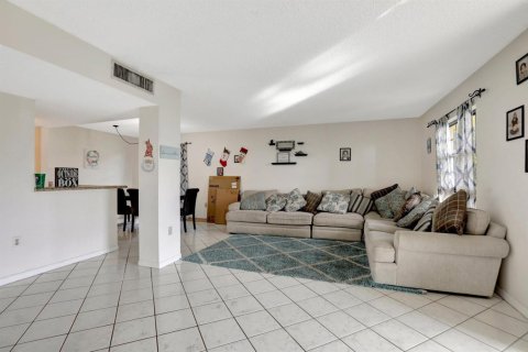 Condo in Lauderhill, Florida, 2 bedrooms № 2245385 - photo 12
