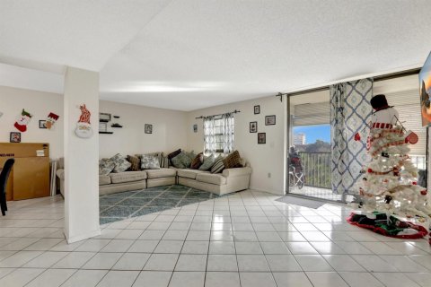 Condo in Lauderhill, Florida, 2 bedrooms № 2245385 - photo 11