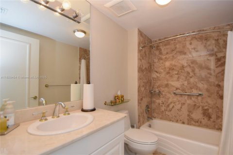 Condominio en venta en Aventura, Florida, 4 dormitorios, 332.13 m2 № 1981635 - foto 15