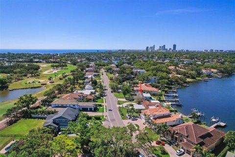 House in Saint Petersburg, Florida 3 bedrooms, 257.71 sq.m. № 1602433 - photo 1