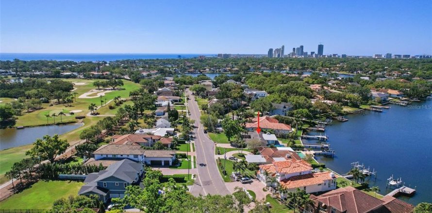 House in Saint Petersburg, Florida 3 bedrooms, 257.71 sq.m. № 1602433