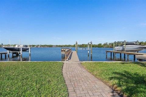 House in Saint Petersburg, Florida 3 bedrooms, 257.71 sq.m. № 1602433 - photo 4