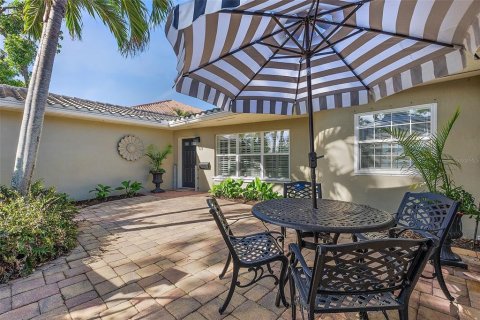 House in Saint Petersburg, Florida 3 bedrooms, 257.71 sq.m. № 1602433 - photo 8