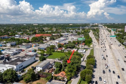 Immobilier commercial à Miami, Floride 112.78 m2 № 2059698