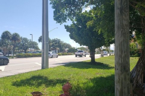 Commercial property in Pompano Beach, Florida № 1763718 - photo 8