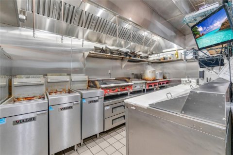 Propiedad comercial en venta en Coral Springs, Florida № 1941072 - foto 10