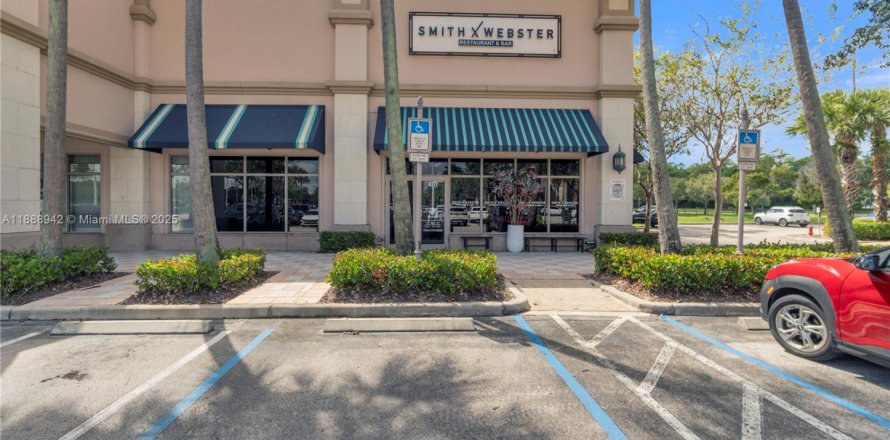 Propiedad comercial en Coral Springs, Florida № 1941072