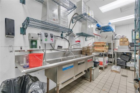 Propiedad comercial en venta en Coral Springs, Florida № 1941072 - foto 16
