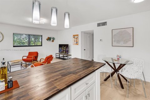 House in Fort Lauderdale, Florida 2 bedrooms, 507.06 sq.m. № 1959112 - photo 6