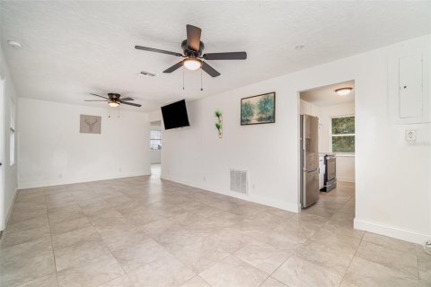House in North Fort Myers, Florida 3 bedrooms, 84.73 sq.m. № 1773082 - photo 8
