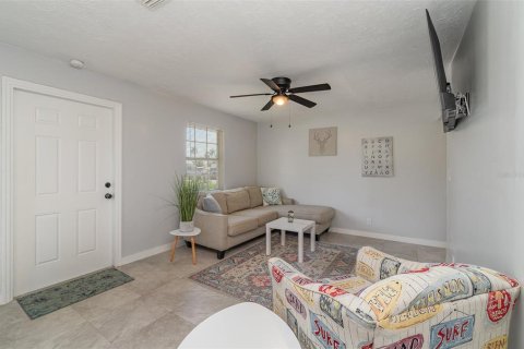 House in North Fort Myers, Florida 3 bedrooms, 84.73 sq.m. № 1773082 - photo 6