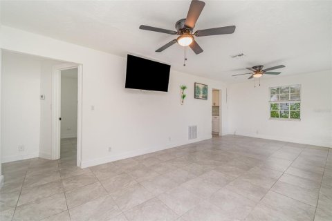 House in North Fort Myers, Florida 3 bedrooms, 84.73 sq.m. № 1773082 - photo 11
