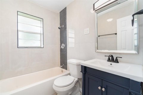 House in North Fort Myers, Florida 3 bedrooms, 84.73 sq.m. № 1773082 - photo 22