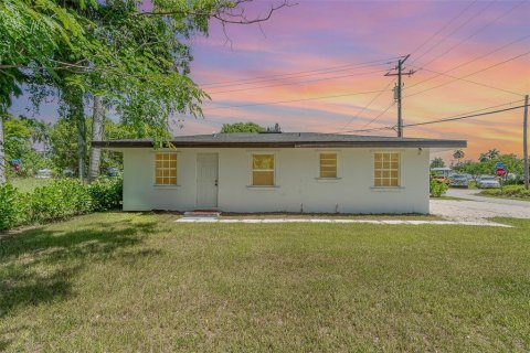 House in North Fort Myers, Florida 3 bedrooms, 84.73 sq.m. № 1773082 - photo 1