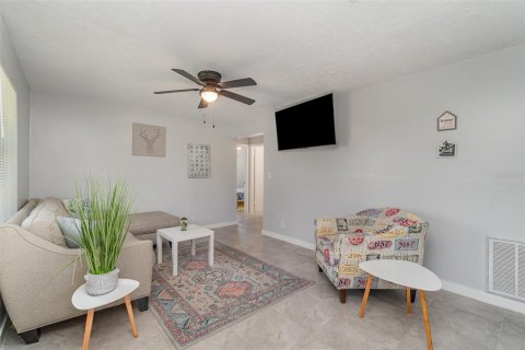 House in North Fort Myers, Florida 3 bedrooms, 84.73 sq.m. № 1773082 - photo 2
