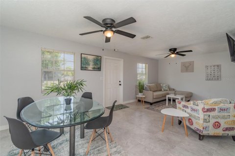 House in North Fort Myers, Florida 3 bedrooms, 84.73 sq.m. № 1773082 - photo 9