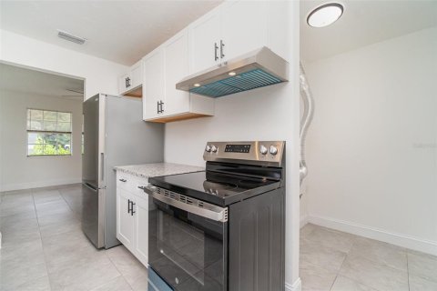 House in North Fort Myers, Florida 3 bedrooms, 84.73 sq.m. № 1773082 - photo 26