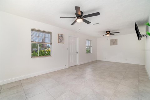 House in North Fort Myers, Florida 3 bedrooms, 84.73 sq.m. № 1773082 - photo 10