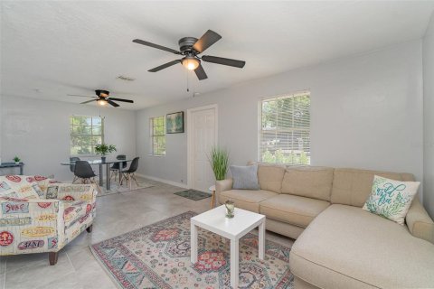 House in North Fort Myers, Florida 3 bedrooms, 84.73 sq.m. № 1773082 - photo 3