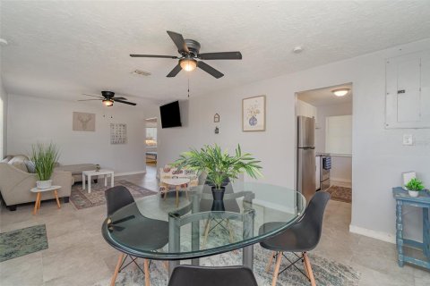 House in North Fort Myers, Florida 3 bedrooms, 84.73 sq.m. № 1773082 - photo 7