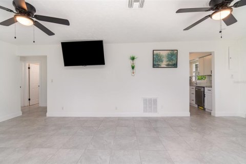 House in North Fort Myers, Florida 3 bedrooms, 84.73 sq.m. № 1773082 - photo 5