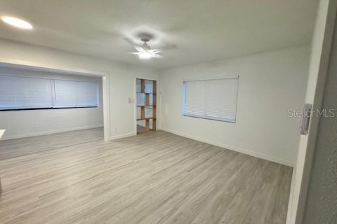 House in Orlando, Florida 4 bedrooms, 116.59 sq.m. № 1899271 - photo 11