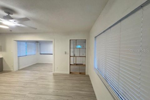 House in Orlando, Florida 4 bedrooms, 116.59 sq.m. № 1899271 - photo 12