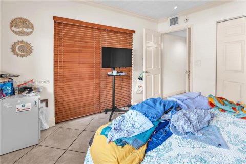Condo in Hialeah, Florida, 2 bedrooms  № 1713766 - photo 17
