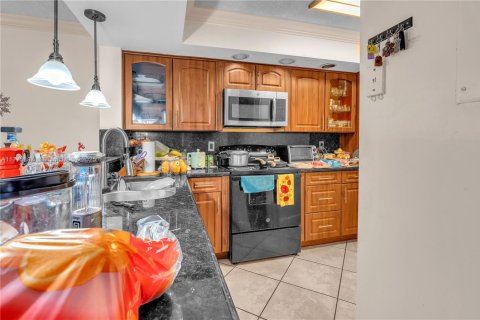 Condo in Hialeah, Florida, 2 bedrooms  № 1713766 - photo 12